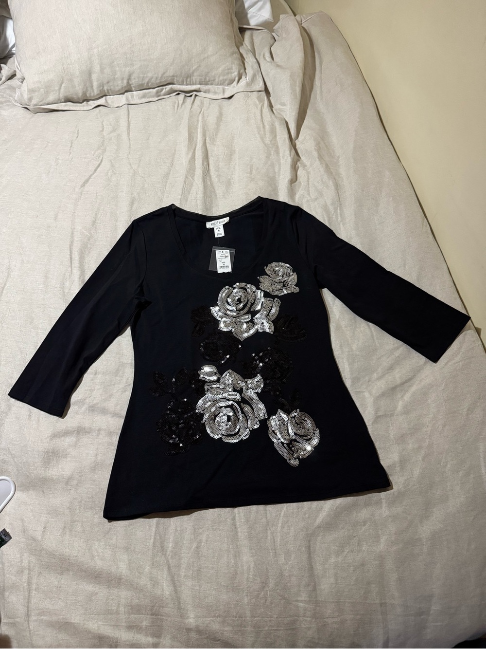 White House Black Market Sequin Rose V-Neck Tee Top Black Size M Nwt